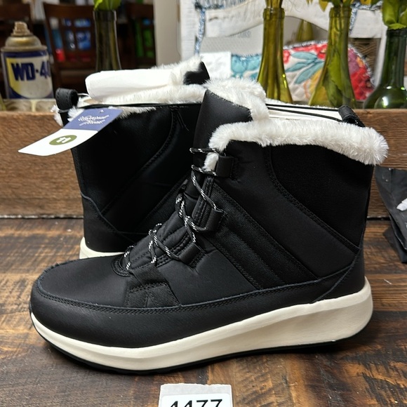 Universal Thread Shoes - Universal thread size 11 women winter boots new with tag black  faux fur